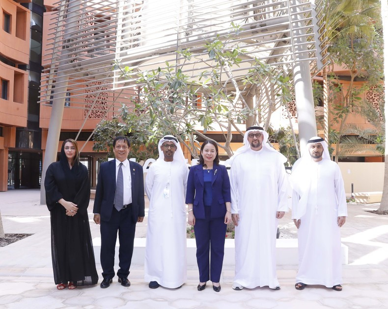 Vice President Vo Thi Anh Xuan and leaders of Masdar Clean Energy and Mubadala (Photo: VNA)