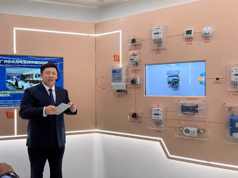 A representative from China Southern Power Grid Company (CSG) introduces about digitisation in power grid management and operation.