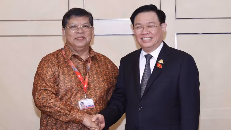 National Assembly Chairman Vuong Dinh Hue (R) meets Speaker of the Malaysian House of Representatives Tan Sri Dato’ Johari Bin Abdul (Photo: VNA) 
