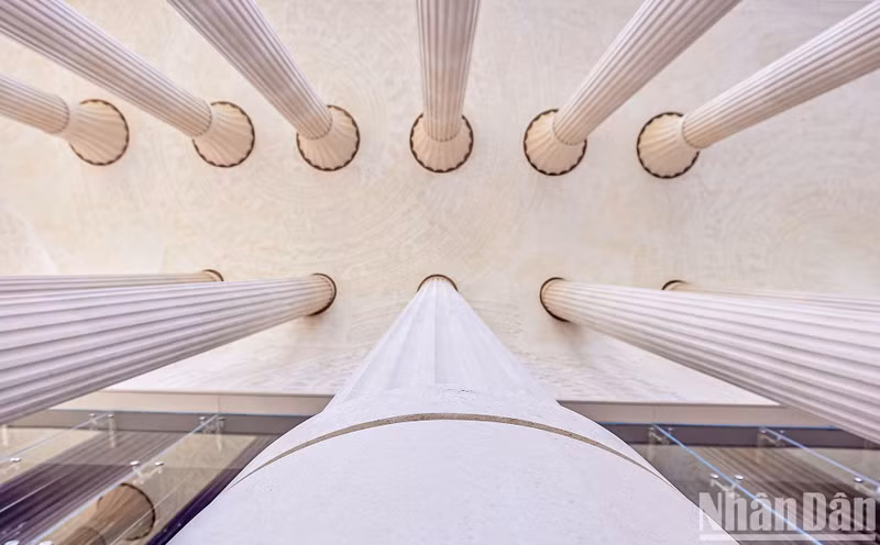 The theatre is famous for 52 18m-stone columns that were imported from Spain, creating the beauty of the ancient Europe style, and the features imbued with Vietnamese cultural identity, such as the Dong Son bronze drum and patterns of cranes.