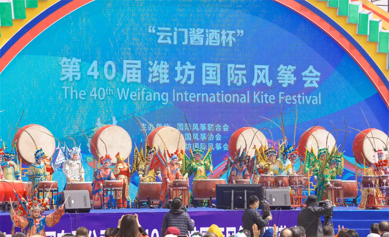 The opening ceremony features traditional theatre performances. (Photo: TAN)