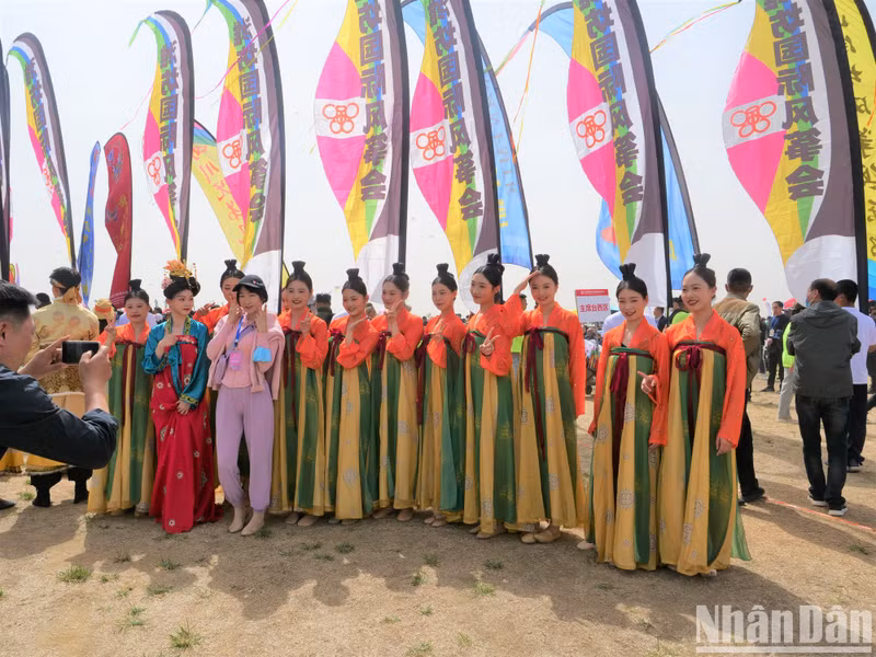 Young women wear traditional costumes at the festival. (Photo: HUU HUNG)