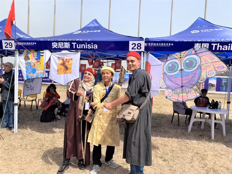 The Vietnamese representative is flying kites along with international friends. (Photo: HUU HUNG)