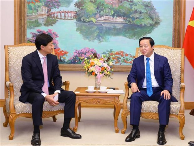 Deputy Prime Minister Tran Hong Ha (R) and President and CEO of Mitsui Oil Exploration Co., Ltd. (MOECO) Hidenori Harada, in their meeting in Hanoi on September 21. (Photo: VNA) 