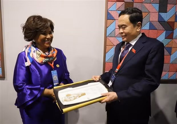Permanent Vice Chairman of the National Assembly Tran Thanh Man (R) and President of the Angolan National Assembly Carolina Cerqueira (Photo: VNA)