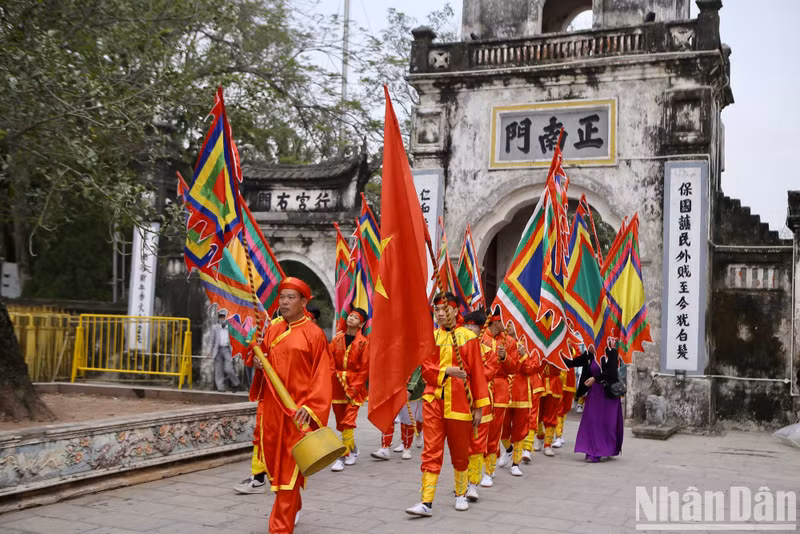 The procession aims to honour the fishing industry, which is the origin of the Tran Dynasty, and to pray for favourable weather and good crops. The procession aims to honour the fishing industry, which is the origin of the Tran Dynasty, and to pray for favourable weather and good crops.