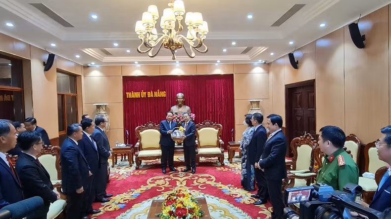 Secretary of Da Nang City Party Committee presents OCOP agricultural products to the high-ranking delegation of Savanakhet Province. (Photo: NDO