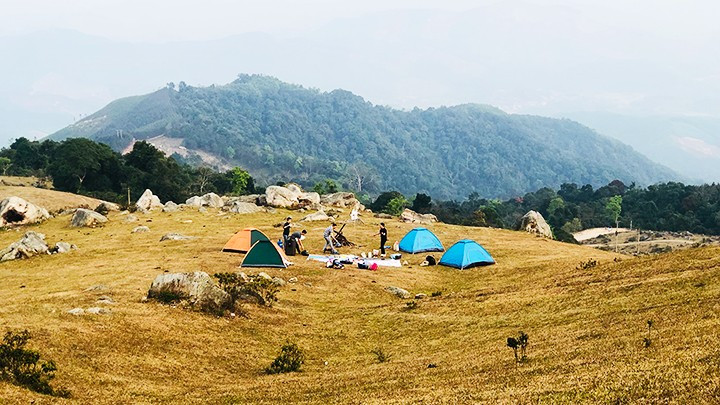 Camping on Dong Cao plateau is an interesting experience. (Photo: NDO)