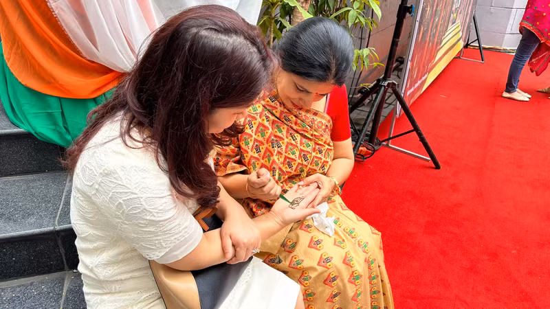 Vietnamese people are experiencing henna painting. (Photo: Kim Linh)