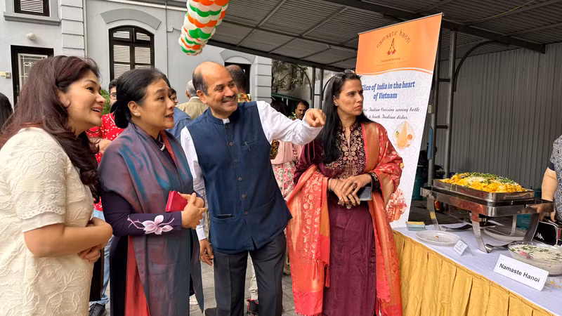 The delegates are visiting food stalls. (Photo: Kim Linh)
