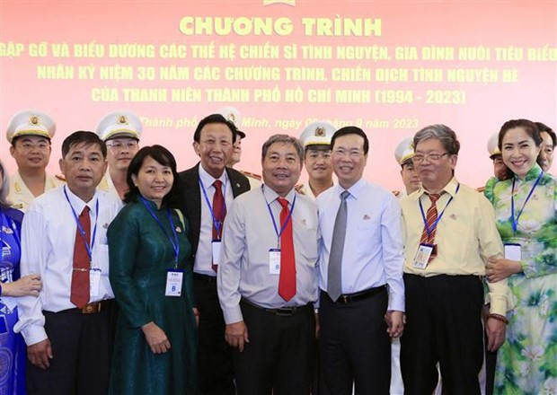President Vo Van Thuong (third, right) and delegates in a group photo. (Source: VNA)