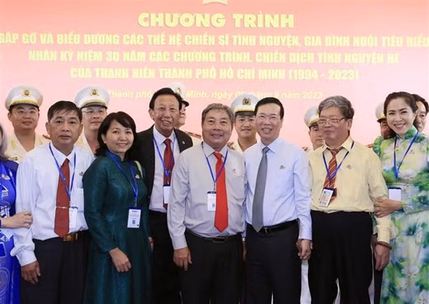 President Vo Van Thuong (third, right) and delegates in a group photo. (Source: VNA)