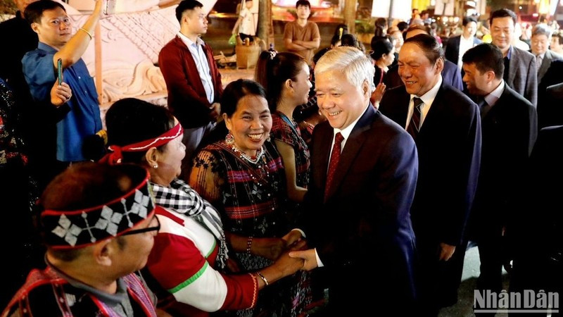 Secretary of the Party Central Committee and President of the VFF Central Committee Do Van Chien talks with people at the event. (Photo: NDO)