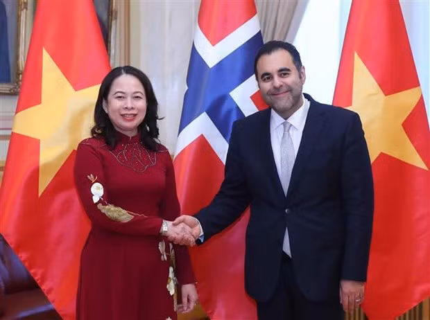 Vice President Vo Thi Anh Xuan (L) meets President of the Norwegian Parliament Masud Gharahkhani (Photo: VNA)