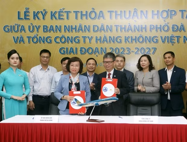 Deputy General Director of Vietnam Airlines Trinh Ngoc Thanh (front right) and Deputy Chairwoman of the Da Nang People's Committee Ngo Thi Kim Yen sign the cooperation agreement for 2023-27. (Photo: VNA) 