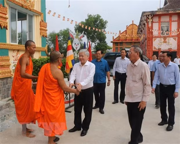 President of the Vietnam Fatherland Front (VFF) Central Committee Do Van Chien on April 13 visits Mekong Delta Bac Lieu province’s Patriotic Clergy Solidarity Association on the occasion of the Chol Chnam Thmay. (Photo: VNA)
