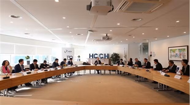 At the working session between the Vietnamese delegation and Secretary General of The Hague Conference on Private International Law (HCCH) Christophe Bernasconi. (Photo: VNA) 