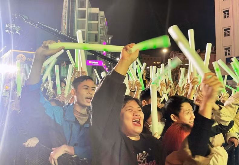 Thousands of people gather in the central area of Hue city to enjoy the art performances.