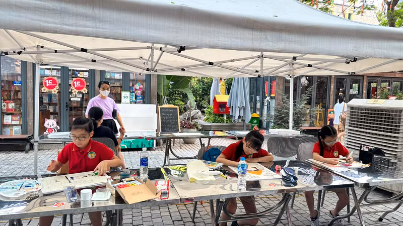 Students actively particpate the painting contest within the framework of the Vietnam - US Friendship Cultural Day.