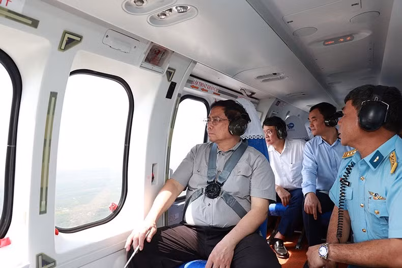 Prime Minister Pham Minh Chinh examines the coastal road project connecting Ben Tre, Tien Giang and Tra Vinh provinces. (Photo: VNA)