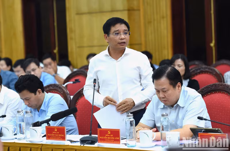Minister of Transport Nguyen Van Thang speaks at the working session.