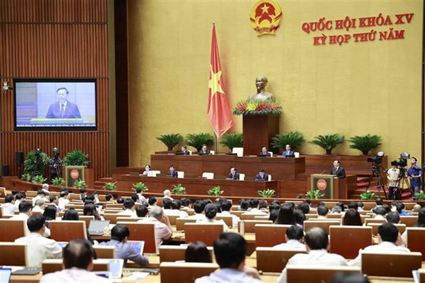 NA Chairman Vuong Dinh Hue addresses the session (Photo: VNA)