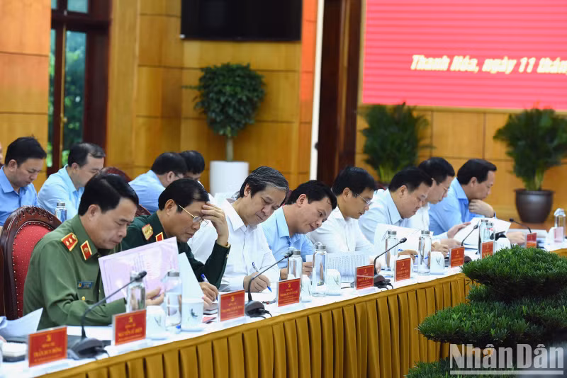 Representatives from ministries and agencies attend the working session.