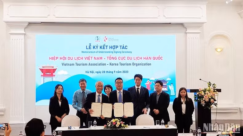 The signing ceremony of cooperation between the VITA and KTO. (Photo: T.LINH)