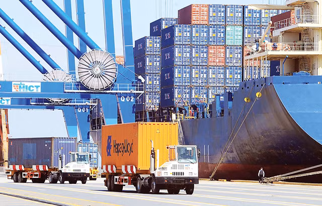 This year, the World Bank (WB) has placed Vietnam in the 43rd position out of 139 economies in terms of Logistics Performance Index (LPI), up from the 53rd position in 2010.(Illustrative image. Photo: VNA)