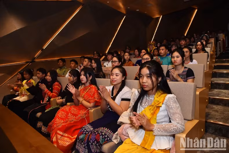 Outstanding ethnic minority students and youths at the ceremony on December 26. Outstanding ethnic minority students and youths at the ceremony on December 26.