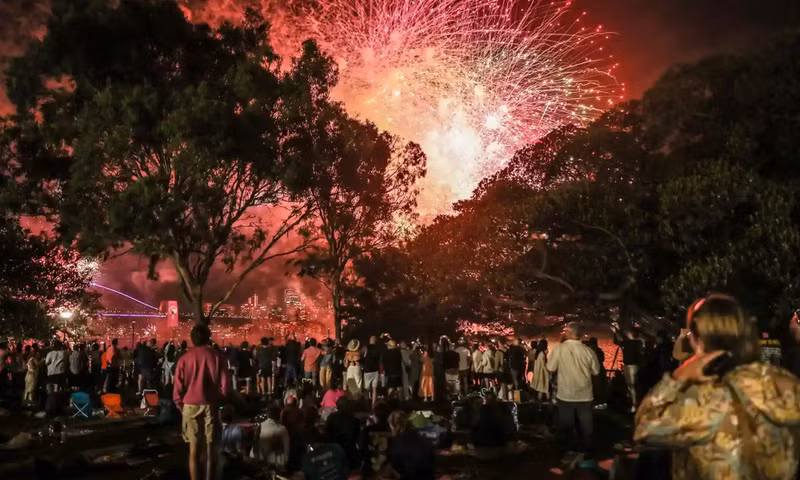 People attentively admire the brilliant fireworks in Sydney. (Photo: Getty Images)