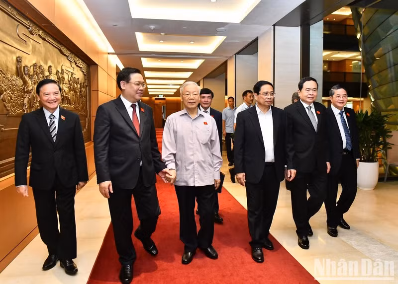 Party General Secretary Nguyen Phu Trong, Prime Minister Pham Minh Chinh, National Assembly Chairman Vuong Dinh Hue, Vice Presidents of the National Assembly and National Assembly leaders attended the question-and-answer session.