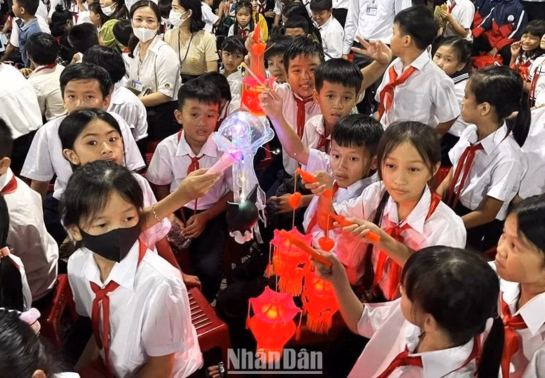 Local children enjoy the Mid-Autumn Festival.