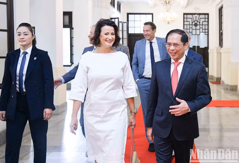 Earlier, President of the Belgian Senate Stephanie D'Hose meets with Foreign Minister Bui Thanh Son, at the Headquarters of the Ministry of Foreign Affairs.