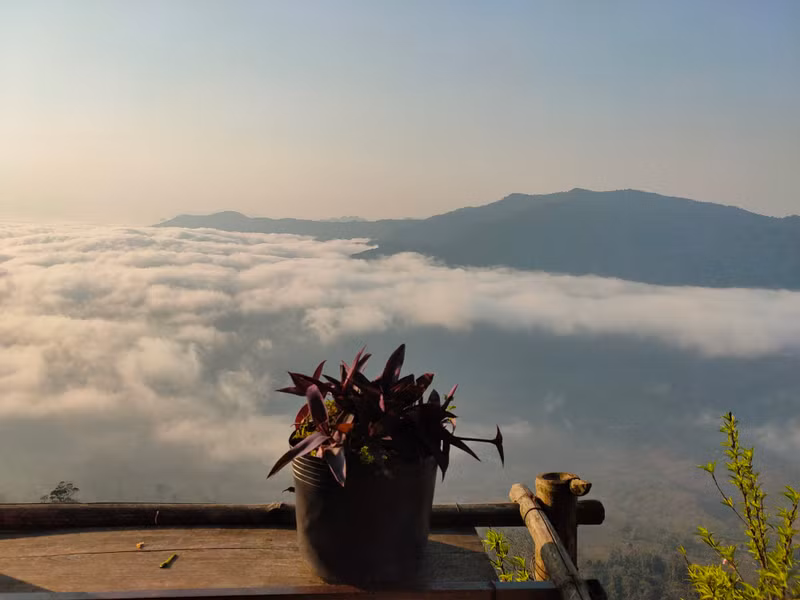 At nearly 8 am, in a corner, the clouds are gradually dissipating.