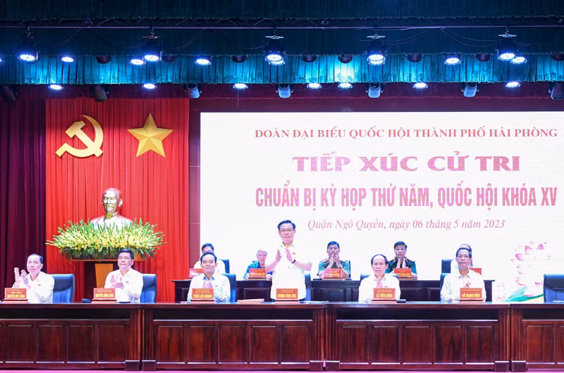 NA Chairman Vuong Dinh Hue and NA deputies of Hai Phong City attend the meeting. NA Chairman Vuong Dinh Hue and NA deputies of Hai Phong City attend the meeting.