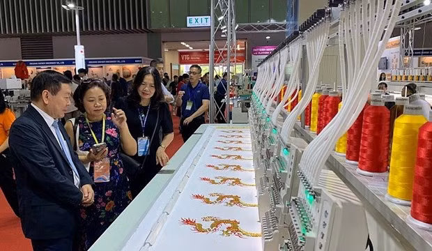 Cutting edge technologies, products and creative solutions in garment and textile, and footwear presented during the int’l garment-textile fairs (Photo: VNA)