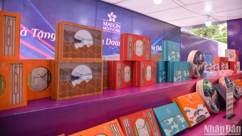 According to a kiosk’s owner, people's demand for mooncakes has been increasing day by day. This year, mooncakes have more new designs and flavours than last year, making it easier for buyers to choose cakes.