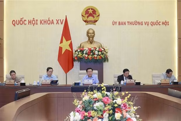 NA Chairman Vuong Dinh Hue (C) speaks at the meeting (Photo: VNA)
