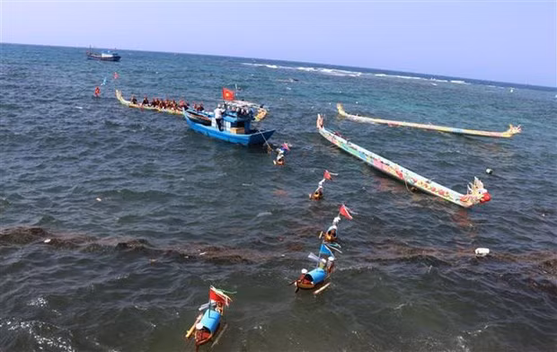Paper boats with effigies of sailors are launched into the seas and respects are paid to the lost sailors’ symbolic tombs.(Photo:VNA)