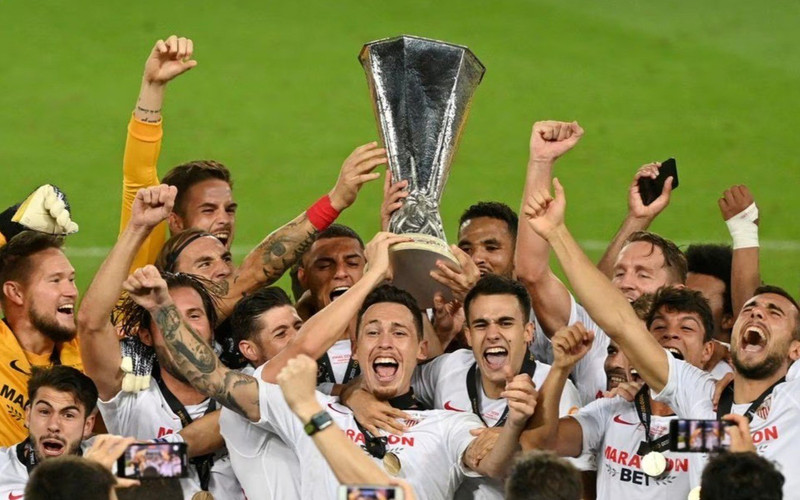 Sevilla players celebrate winning the Europa League Final with the trophy - Europa League - Final - Sevilla v Inter Milan - RheinEnergieStadion, Cologne, Germany - August 21, 2020. (Photo: Pool via Reuters)