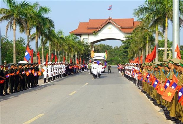 Remains of nine Vietnamese volunteer experts and soldiers, who laid down their lives in Savannakhet province, Laos, are repatriated following a handover ceremony on May 17 in Quang Tri province. (Photo: VNA) 