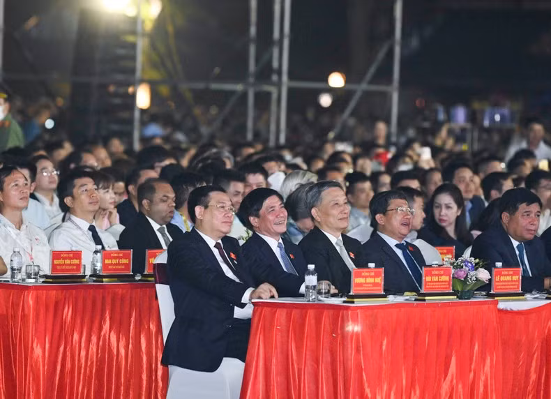 The delegates attend the ceremony.