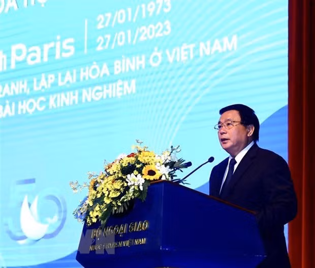 Prof. and Dr Nguyen Xuan Thang, Politburo member, Chairman of the Central Theoretical Council and Director of the Ho Chi Minh National Academy of Politics, addresses the symposium in Hanoi on January 16. (Photo: VNA)
