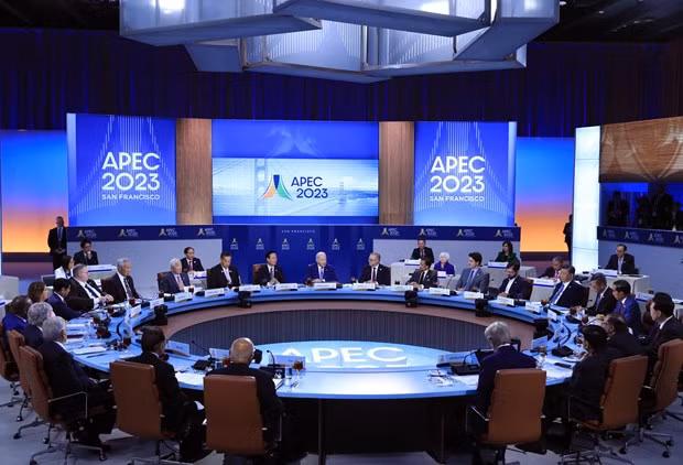 The dialogue between APEC leaders and guests in San Francisco on November 16 (Photo: VNA)