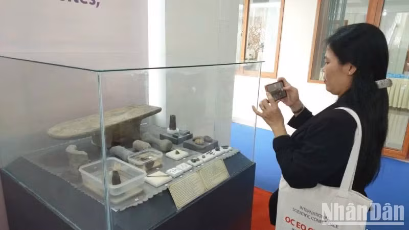 The delegates learn about Oc Eo Culture's antiques.