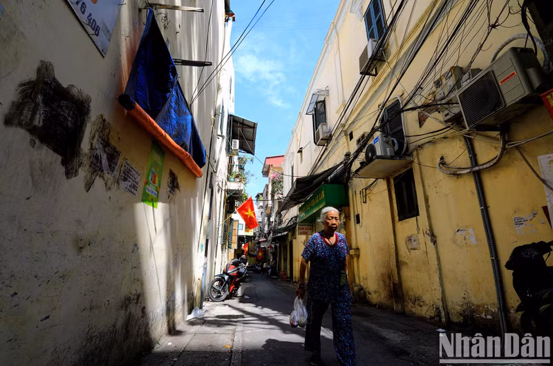 Walking on the old streets, visitors can capture the mossy houses, which were built at the beginning of the 20th century, with small passages inside and old bricks.