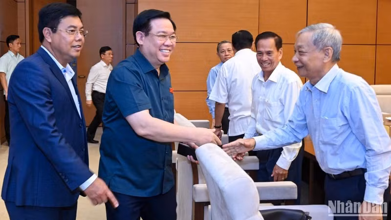 NA Chairman Vuong Dinh Hue meets with retired former leaders of Ca Mau Province. 