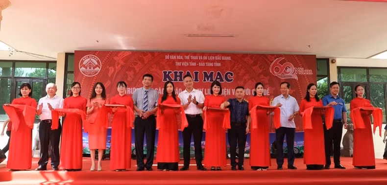 The ribbon cutting ceremony for the opening of the exhibition.