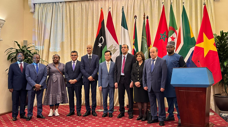 Deputy Minister of Froreign Affairs Ha Kim Ngoc and Ambassadors of eight African countries in Vietnam pose for a photo at the event. (Photo: KIM LINH)